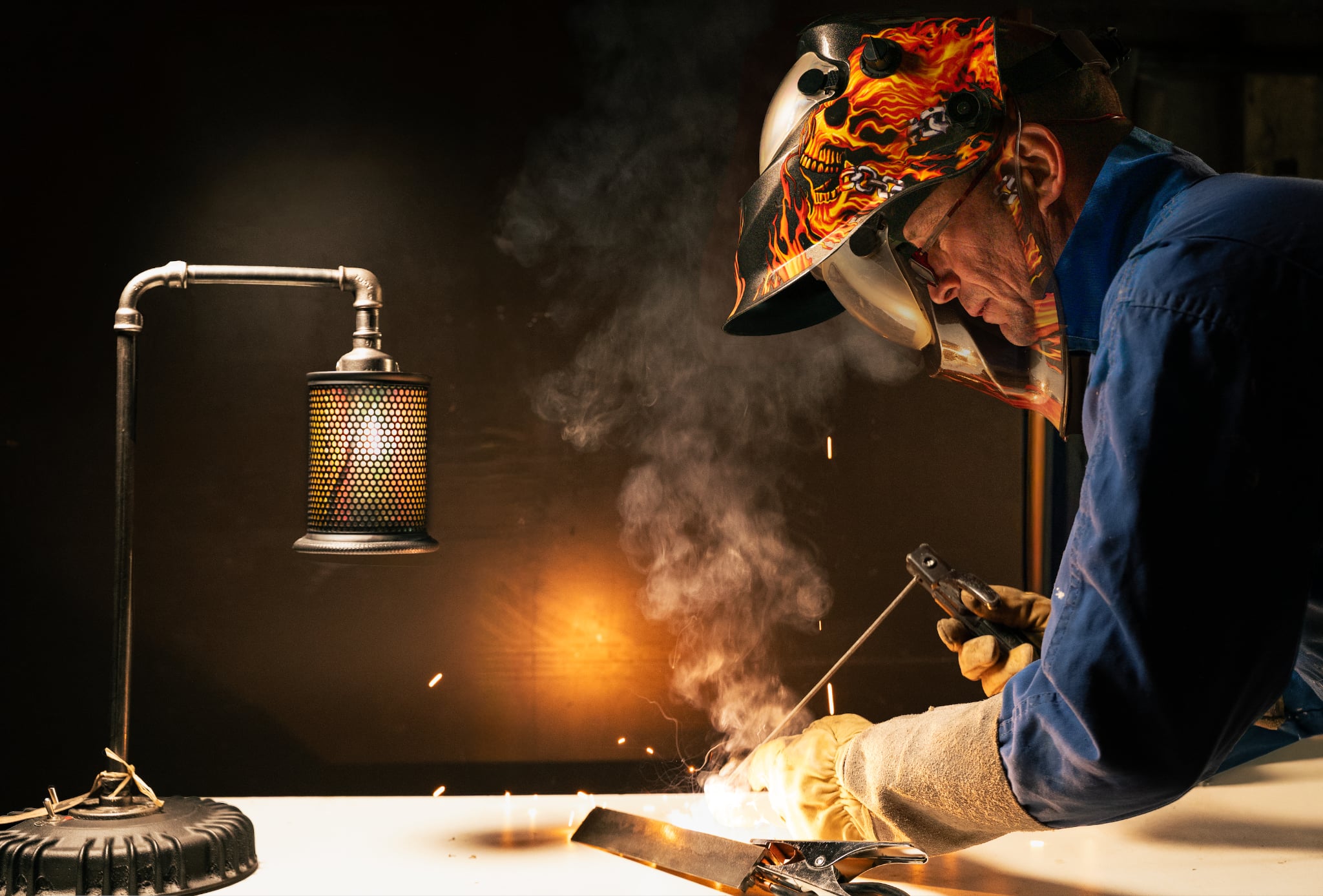 Frédéric, artisan fondateur de DLH Création, fabrication de lampes industrielles à partir de pièces automobiles en Gironde
