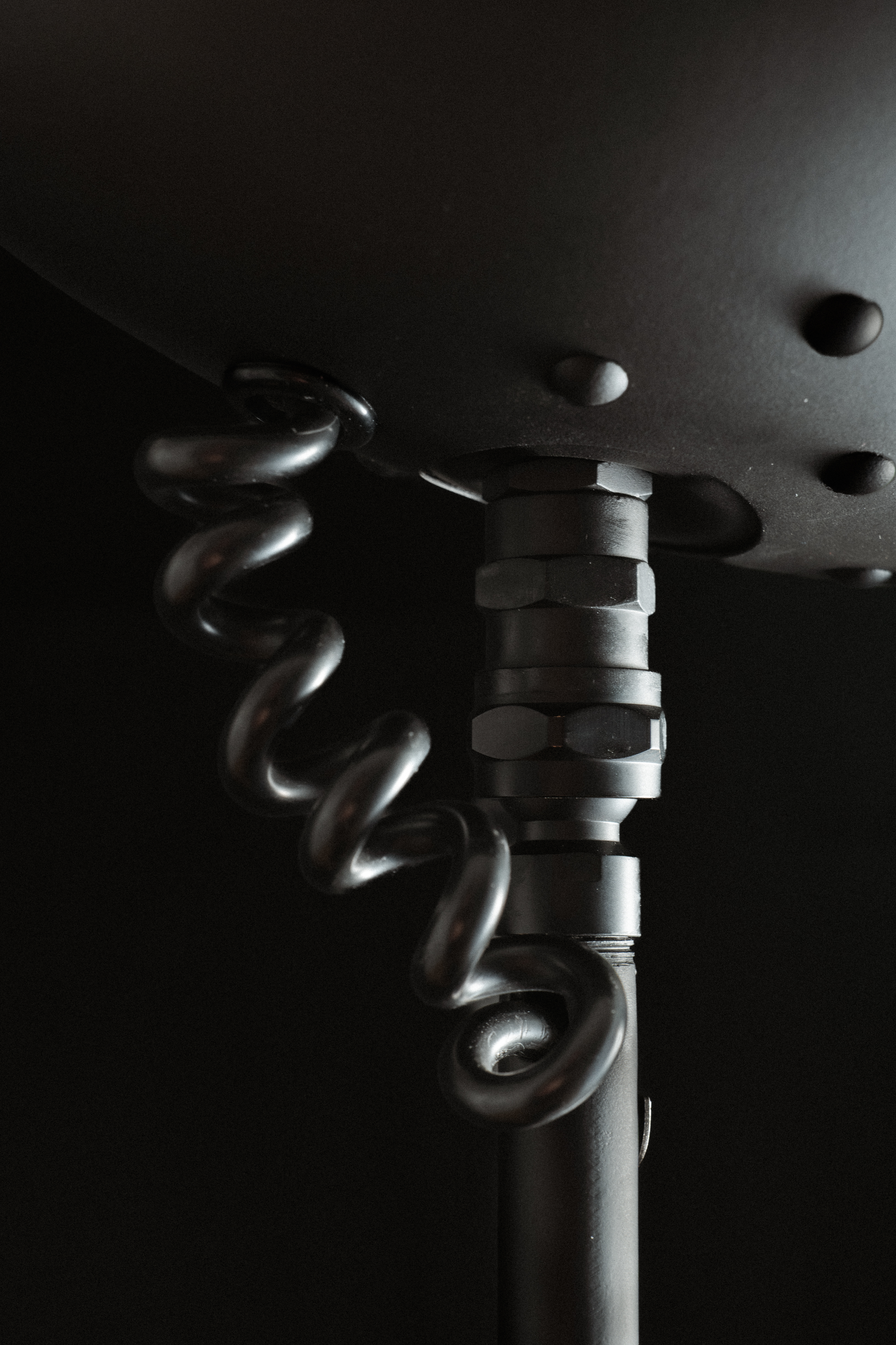 Détail de fabrication artisanale d'une lampe industrielle en métal, fait main par DLH Création en Gironde